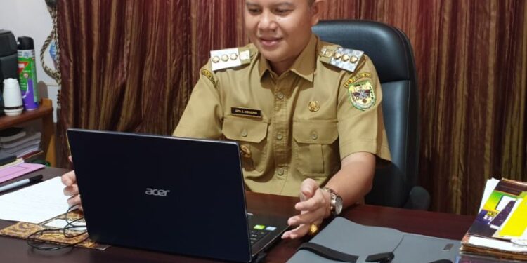 Bupati Gumas Jaya S Monong saat melakukan dialog interaktif melalui Zoom Meeting pada program Bupati Menyapa di RRI Palangka Raya, Senin (12/7/2021). (HO-Diskominfosantik Kabupaten Gumas)