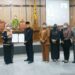 Wakil Bupati Irawati dan Wakil Ketua DPRD Rudianur memperlihatkan berita acara persetujuan Raperda tentang Pertanggungjawaban Pelaksanaan APBD 2020 yang mereka tanda tangani, Kamis (15/7/2021). (ANT/IST)