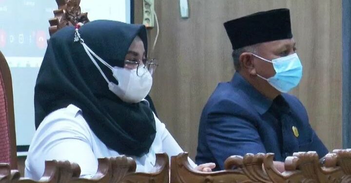 Wakil Bupati Irawati dan Wakil Ketua DPRD Rudianur saat rapat paripurna penyampaian laporan hasil rapat kerja gabungan DPRD tentang pertanggungjawaban pelaksanaan APBD Kabupaten Kotawaringin Timur tahun anggaran 2020, Rabu (14/7/2021). ANT/IST