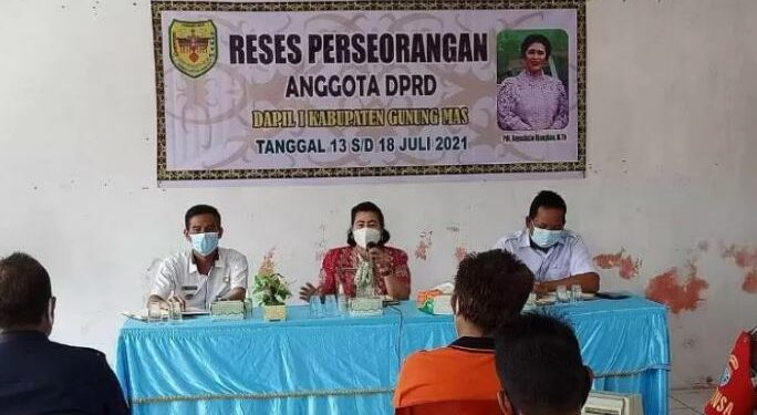 Legislator Kabupaten Gumas Rayaniatie Djangkan didampingi Camat Sepang Sayusdi dan lainnya saat melakukan reses perseorangan, di Desa Sepang Kota, Kecamatan Sepang, Rabu (14/7/2021). (HO-Pemerintah Kecamatan Sepang)