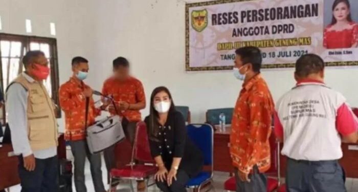 Legislator Kabupaten Gumas Elvi Esie saat melaksanakan reses perseorangan di Desa Sumur Mas, Kecamatan Tewah, Kamis (15/7/2021). (HO-Dokumentasi pribadi)