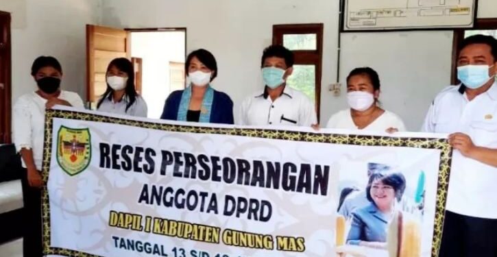 Legislator Kabupaten Gumas Iceu Purnamasari (kiri ketiga) dan lainnya saat reses perseorangan di Desa Tumbang Empas, Kecamatan Mihing Raya, Rabu (14/7/2021). (HO/Dokumentasi Pribadi)