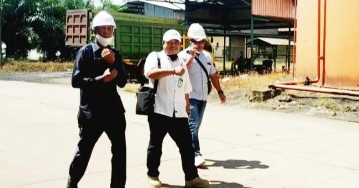 Humas PT SJIM Audy Valent (tengah) bersama anggota Komisi IV DPRD Kotawaringin Timur Bunyamin dan Bima Santoso saat kunjungan Komisi IV, Senin (19/7/2021). ANTARA/Norjani