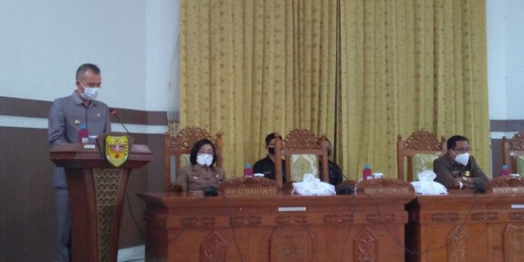 Bupati Gumas Jaya S Monong menyampaikan pidato dua raperda dan rancangan KUA-PPAS , saat rapat paripurna di Kuala Kurun, Rabu (21/07/2021). (IST)