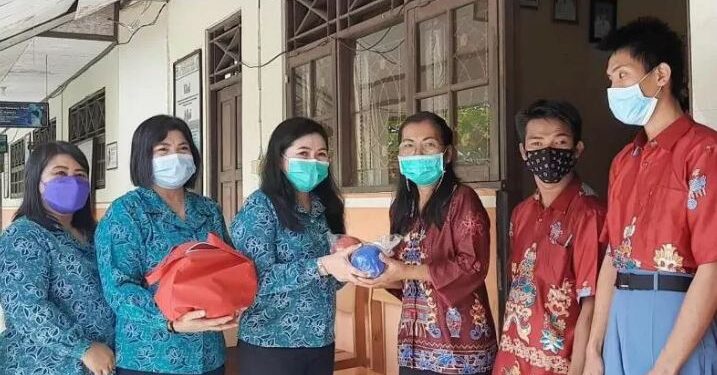 Ketua TP PKK Kabupaten Gumas Mimie Mariatie (kiri ketiga) menyerahkan bantuan bola bocce kepada Kepala SLBN Kuala Kurun Martha, di Kuala Kurun, Kamis (22/7/2021). (ANT/IST)