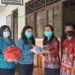 Ketua TP PKK Kabupaten Gumas Mimie Mariatie (kiri ketiga) menyerahkan bantuan bola bocce kepada Kepala SLBN Kuala Kurun Martha, di Kuala Kurun, Kamis (22/7/2021). (ANT/IST)