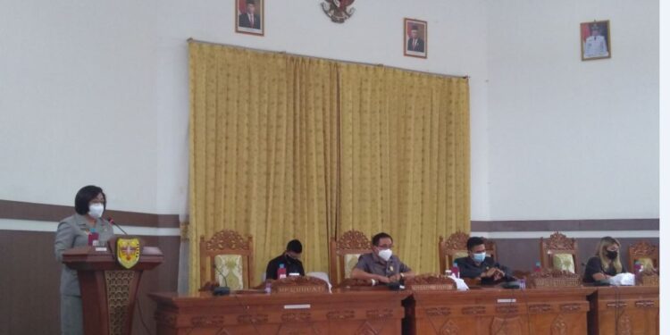 Wabup Gumas Efrensia L.P Umbing membacakan jawaban pemerintah daerah terhadap dua buah raperda inisiatif DPRD Gumas, saat rapat paripurna di Kuala Kurun, Kamis (22/7/2021). (IST)