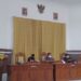 Wabup Gumas Efrensia L.P Umbing membacakan jawaban pemerintah daerah terhadap dua buah raperda inisiatif DPRD Gumas, saat rapat paripurna di Kuala Kurun, Kamis (22/7/2021). (IST)