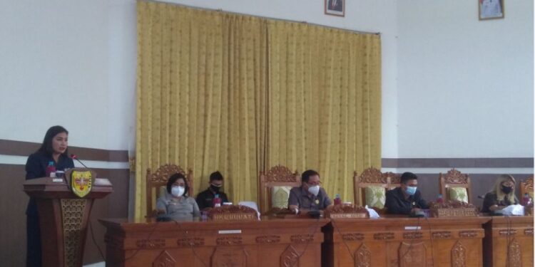 Juru bicara Fraksi PDI Perjuangan DPRD Kabupaten Gumas Elvi Esie membacakan pandangan umum terhadap pidato pengantar Bupati Gumas, saat rapat paripurna di Kuala Kurun, Kamis (22/7/2021). (IST)
