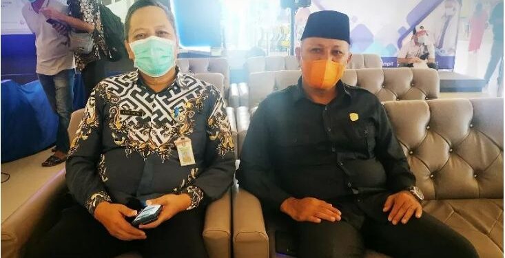 Wakil Ketua DPRD Kotawaringin Timur Rudianur bersama Pelaksana Tugas Kepala Dinas Kesehatan Umar Kaderi saat memantau vaksinasi COVID-19 secara massal di atrium Citimall Sampit, Kamis (22/7/2021).(ANT/IST)