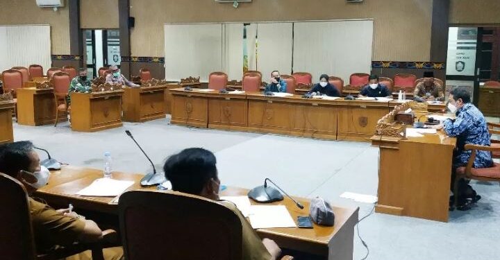 Ketua Bapemperda DPRD Kotawaringin Timur, Handoyo J Wibowo memimpin rapat pembahasan Raperda Protokol Kesehatan, Senin (19/7/2021).(ANT/IST)