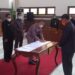 Bupati Gumas Jaya S Monong disaksikan Ketua DPRD Akerman Sahidar dan Wakil Ketua I Binartha menandatangani persetujuan bersama terkait empat buah raperda dan rancangan KUA-PPAS tahun 2022, saat rapat paripurna di Kuala Kurun, Selasa (27/7/2021). (IST)