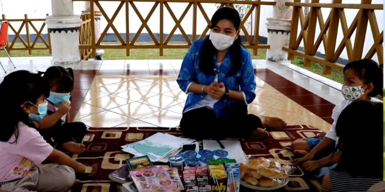 Tangkapan layar - Bunda PAUD Kabupaten Gumas Mimie Mariatie menceritakan Legenda Puruk Batu Suli, kepada sejumlah anak di Kuala Kurun, Kamis (22/7/2021). (HO-Tangkapan layar Youtube Pokja Bunda PAUD Kabupaten Gunung Mas)