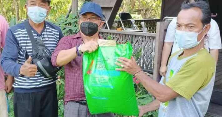 Kepala DPKP Kabupaten Gumas Letus Guntur (tegah) dan lainnya menyalurkan bantuan bibit dan pakan ikan kepada Pokdakan Hantaring I, di Kelurahan Tumbang Napoi, Kecamatan Miri Manasa, Rabu (28/7/2021). (HO-DPKP Gumas)