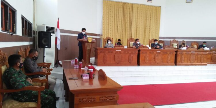 Jubir Fraksi Nasdem-Hanura DPRD Kabupaten Gumas Riantoe menyampaikan pandangan umum saat rapat paripurna.