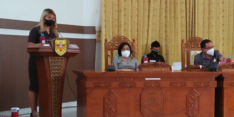 Juru bicara Fraksi Partai Demokrat DPRD Gumas Neni Yuliani (kiri) saat menyampaikan pandangan umum.