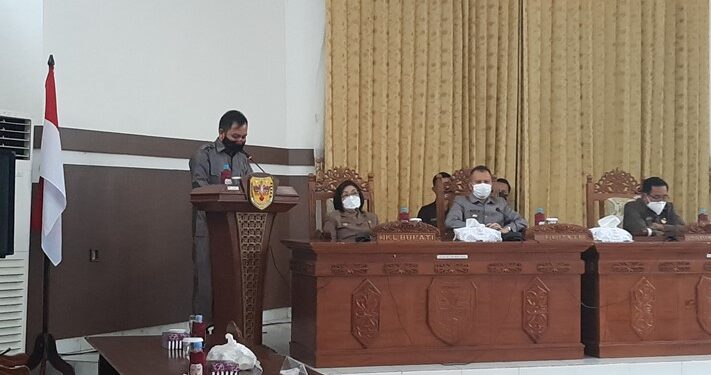 Ketua Bapemperda DPRD Kabupaten Gumas Evandi menyampaikan dua raperda inisiatif, saat rapat paripurna di Kuala Kurun, Rabu (21/7/2021).