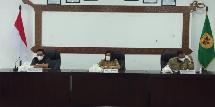 Wabup Gumas Efrensia L.P Umbing (tengah) didampingi Ketua DPRD Akerman Sahidar dan Sekda Yansiterson saat memimpin rapat koordinasi menyikapi peningkatan kasus konfirmasi positif COVID-19, di Kuala Kurun, Senin (12/7/2021). (IST)