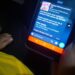 Salah satu warga menunjukan pesan hoax yang didapat melalui aplikasi whatsapp (IST)