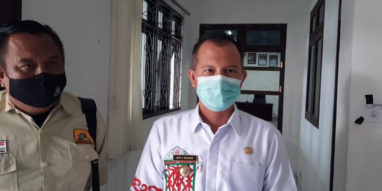 Kejari Gumas (kiri) Anthony dan Bupati Gumas Jaya Samaya Monong saat diwawancarai awak media (IST)