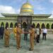 Bupati Gumas Jaya S Monong didampingi Wabup Efrensia L.P Umbing menyalurkan bantuan sapi kurban secara simbolis, yang diterima oleh Ketua DMI Gumas HM Rusdi, di halaman Masjid Darun Najah Kuala Kurun, Senin (19/7/2021). (IST)