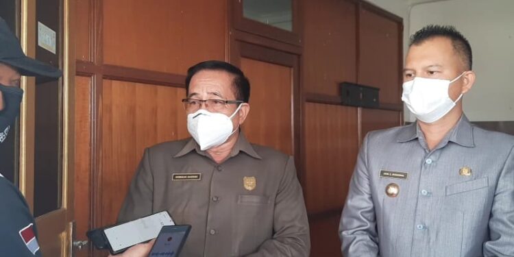 Ketua DPRD Gumas Akerman Sahidar didampingi Bupati Jaya Samaya Monong memberikan keterangan pada awak media (IST)