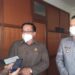 Ketua DPRD Gumas Akerman Sahidar didampingi Bupati Jaya Samaya Monong memberikan keterangan pada awak media (IST)