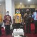 Ilustrasi - Bupati Gunung Mas Jaya S Monong (tengah) dan lainnya tetap mengenakan masker saat berfoto bersama. (IST)