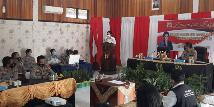 Anggota DPR RI Ary Egahni Ben Bahat saat melakukan kunker ke Polres Gumas, Jumat (13/8/2021). (MASAPNEWS/GCM)