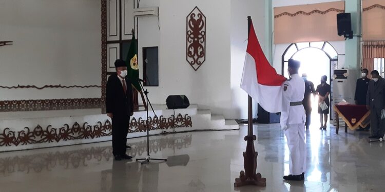 Bupati Gumas saat mengukuhkan anggota Paskibraka Kabupaten Gumas, di GPU Damang Batu Kuala Kurun, Minggu, 15 Agustus 2021. (MASAPNEWS/GCM)