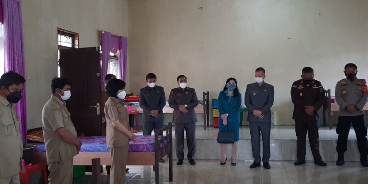 Ketua DPRD Kabupaten Gumas Akerman Sahidar bersama Bupati Jaya S Monong dan lainnya, saat meninjau ruang isoter di bekas kantor DLH kabupaten setempat, Senin (23/8/2021). (MASAPNEWS/GCM)
