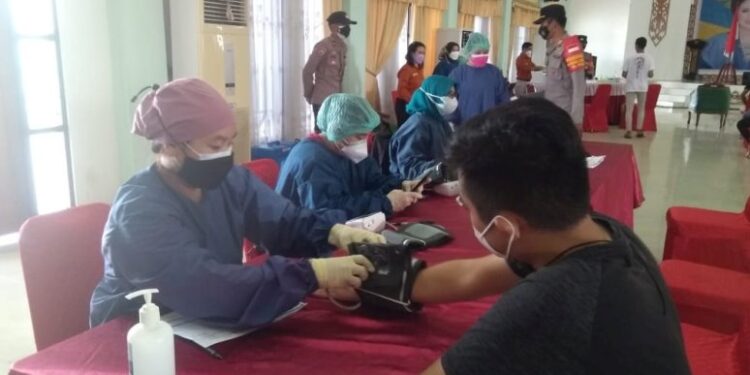 Suasana vaksinasi massal Covid-19 di GPU Damang Batu Kuala Kurun, Kabupaten Gunung Mas, Sabtu (14/8/2021). (Foto : Diskominfosantik Kabupaten Gumas)