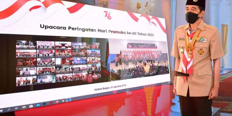 Presiden Joko Widodo mendengarkan laporan Ketua Kwartir Nasional Gerakan Pramuka Budi Waseso saat mengikuti Upacara Peringatan Hari Pramuka Ke-60 secara virtual dari Istana Kepresidenan Bogor, Jawa Barat, Sabtu (14/8/2021). (Foto : Facebook Joko Widodo)
