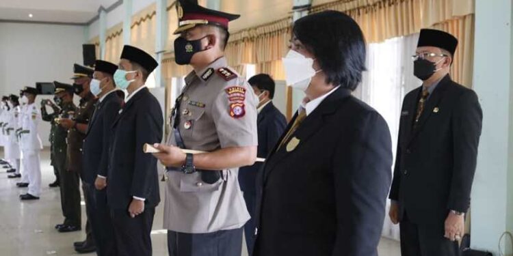 Anggota DPRD Kabupaten Gumas Iceu Purnamasari dan lainnya saat menghadiri pengukuhan anggota Paskibraka Kabupaten Gumas, di GPU Damang Batu Kuala Kurun, Minggu (15/8/2021). (Foto : Protokol dan Perjalanan Setda Gumas)