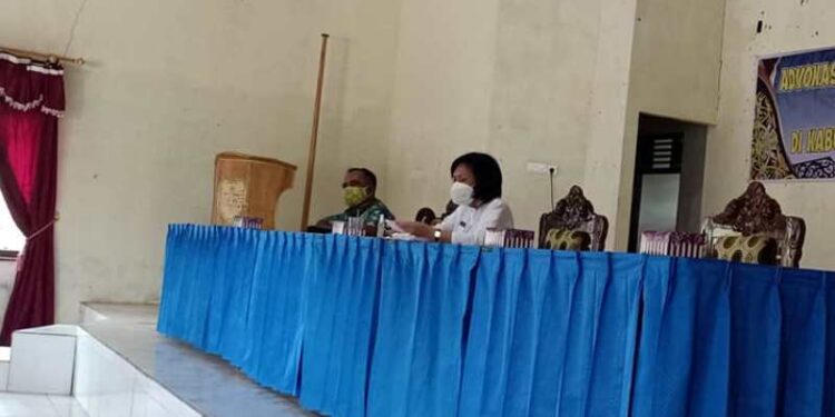 Kepala Dinkes Kabupaten Gumas, Maria Efianti melakukan advokasi vaksinasi Covid-19 di Kecamatan Rungan Hulu, Rabu (25/8/2021). (Foto : Dinkes Gumas)