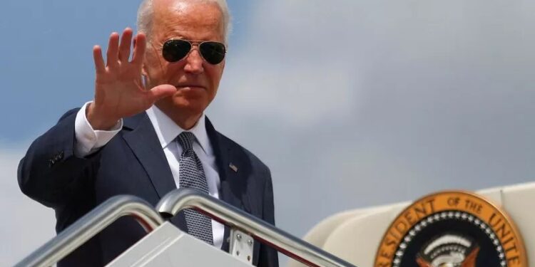 Arsip - Presiden AS Joe Biden melambai ke media saat menaiki Air Force One di Pangkalan Bersama Andrews di Maryland, Amerika Serikat, Jumat (9/7/2021). (REUTERS/TOM BRENNER/ANT)