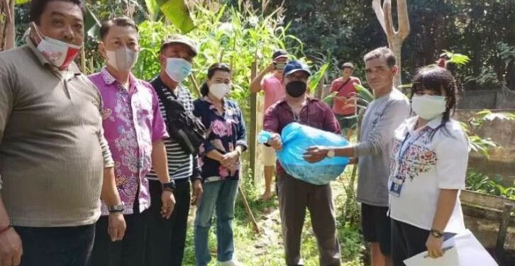 Legislator Kabupaten Gumas Rayaniatie Djangkan (kiri keempat) menyaksikan penyaluran bantuan benih dan pakan ikan kepada Pokdakan Hantaring I, di Kelurahan Tumbang Napoi, Kecamatan Miri Manasa, Rabu (28/7/2021). (HO-Dokumentasi pribadi)