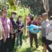 Legislator Kabupaten Gumas Rayaniatie Djangkan (kiri keempat) menyaksikan penyaluran bantuan benih dan pakan ikan kepada Pokdakan Hantaring I, di Kelurahan Tumbang Napoi, Kecamatan Miri Manasa, Rabu (28/7/2021). (HO-Dokumentasi pribadi)