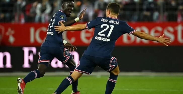 Gelandang Paris Saint-Germain Idrissa Gueye (kiri) melakukan selebrasi bersama Ander Herrera seusai mencetak gol ke gawang Brest dalam lanjutan Liga Prancis di Stadion Francis-Le Ble, Brest, Prancis, Jumat (20/8/2021) waktu setempat. (ANT/AFP/Loic Venance)