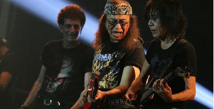 Arsip foto - Personil Godbless, Ian Antono (kanan) bersama Abadi Soesman (tengah) dan Ahmad Albar (kiri) membawakan lagu "Semut Hitam" dalam Peluncuran Tim Arema-ISL di Graha Cakrawala, Malang, Jawa Timur, Kamis (27/12/2012). FOTO ANT/Ari Bowo Sucipto/Koz/Spt/aa.