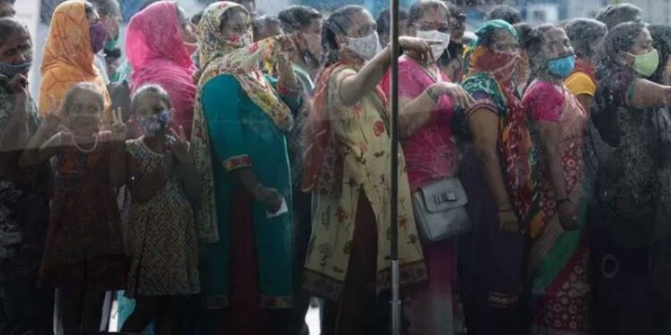 Orang-orang antre untuk menerima vaksin COVID-19 di luar pusat perbelanjaan, Mumbai, India, Rabu (11/8/2021). India telah memberikan lebih dari 500 juta dosis vaksin COVID-19 selama gerakan massal vaksinasi yang digulirkannya. (ANT/REUTERS/Francis Mascarenhas/rwa)