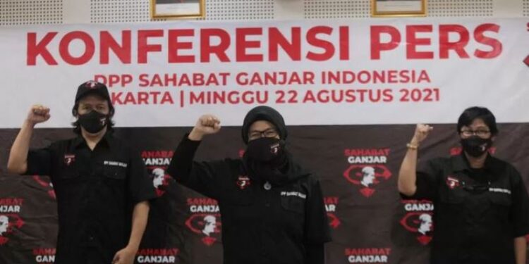 Ketua Umum Sahabat Ganjar Lenny Handayani (tengah) didampingi Sekjen Sahabat Ganjar Alusius Jaka (kiri) mengepalkan tangan kanannya ke atas saat Deklarasi Serentak Sahabat Ganjar di Jakarta, Minggu (22/8/2021). (ANT)