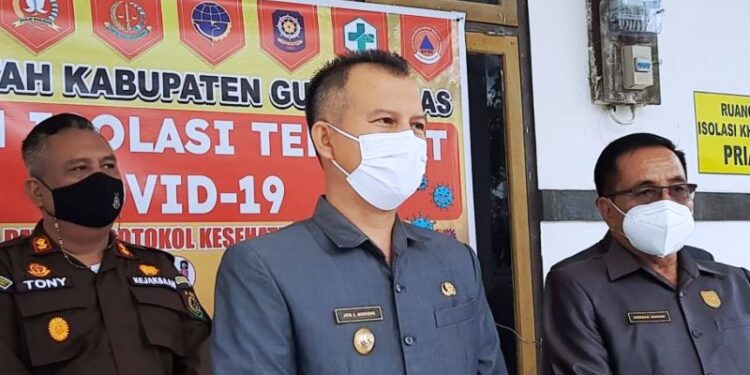 Bupati Gumas Jaya S Monong memberi keterangan kepada awak media, usai meninjau ruang isoter di bekas kantor DLH setempat, Senin (23/8/2021). (MASAPNEWS/GCM)