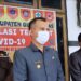 Bupati Gumas Jaya S Monong memberi keterangan kepada awak media, usai meninjau ruang isoter di bekas kantor DLH setempat, Senin (23/8/2021). (MASAPNEWS/GCM)