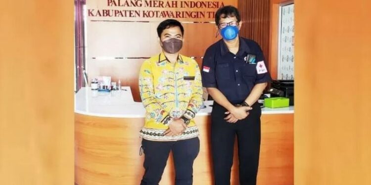 Anggota DPRD Kotawaringin Timur Riskon Fabiansyah dan Kepala Unit Doroh Darah PMI Kotawaringin Timur dr Yuendri Irawanto. (ANT/IST)