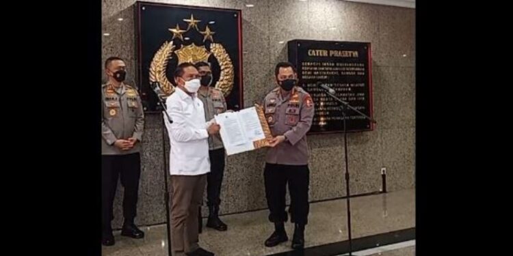 Tangkapan layar Facebook Divisi Humas Polri - Kapolri Jenderal Pol Listyo Sigit Prabowo menyerahkan izin kompetisi Liga 1 2021-2022 kepada Menteri Pemuda dan Olahraga, di Gedung Rupatama, Mabes Polri, Jakarta Selatan, Senin (23/8/2021). (MASAPNEWS/GCM)