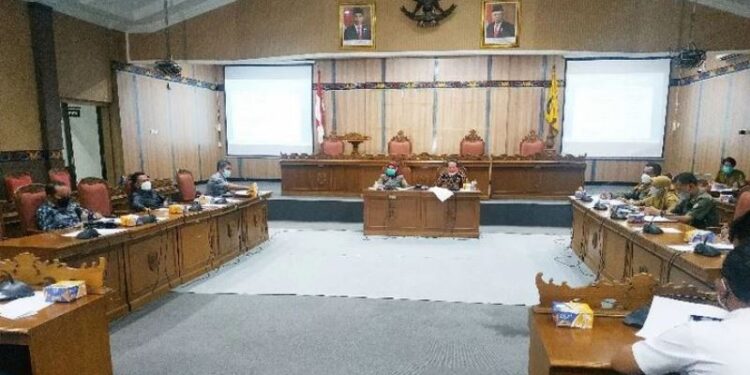Suasana rapat Bapemperda DPRD Kotawaringin Timur membahas Raperda tentang Ketertiban Umum dan Ketenteraman Masyarakat, Senin (22/8/2021). (ANT)