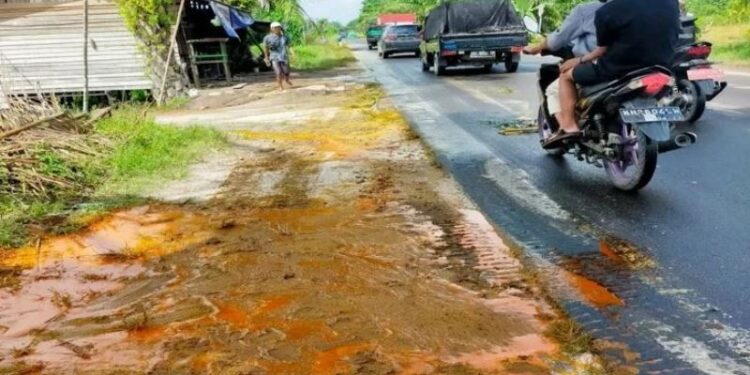 Tumpahan atau ceceran CPO di Jalan HM Arsyad dinilai membahayakan pengguna jalan, Senin (22/8/2021). (ANT/IST)