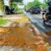 Tumpahan atau ceceran CPO di Jalan HM Arsyad dinilai membahayakan pengguna jalan, Senin (22/8/2021). (ANT/IST)