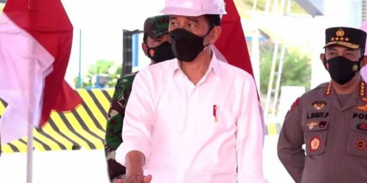 Presiden Joko Widodo menekanan tombol sirine tanda diresmikannya ruas tol Balikpapan-Samarinda seksi Balikpapan-Samboja di Gerbang Tol Manggar, Balikpapan, Kalimantan Timur, Selasa petang (24/8/2021). (MASAPNEWS/Tangkapan layar Youtube Sekretariat Presiden)